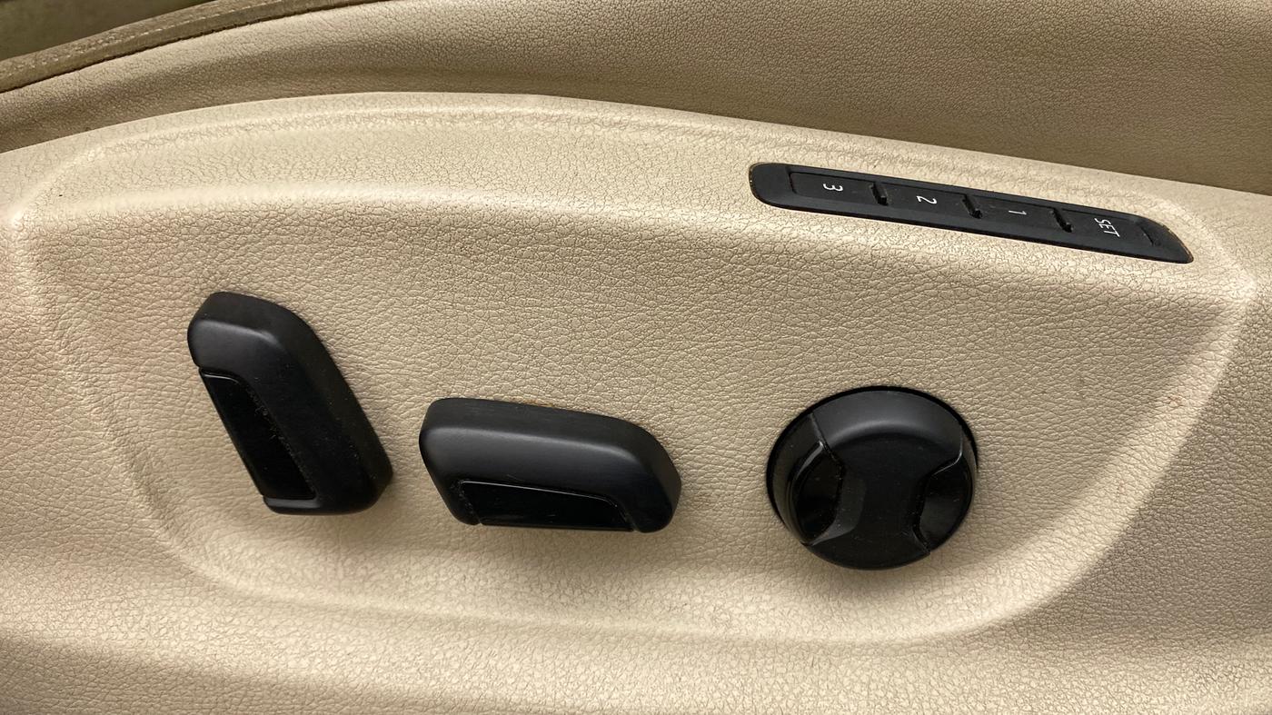 2017 Skoda Octavia 2.0 TDI CR STYLE PLUS AT, Diesel, Automatic, 1,25,219 km, Driver Side Adjustment Panel