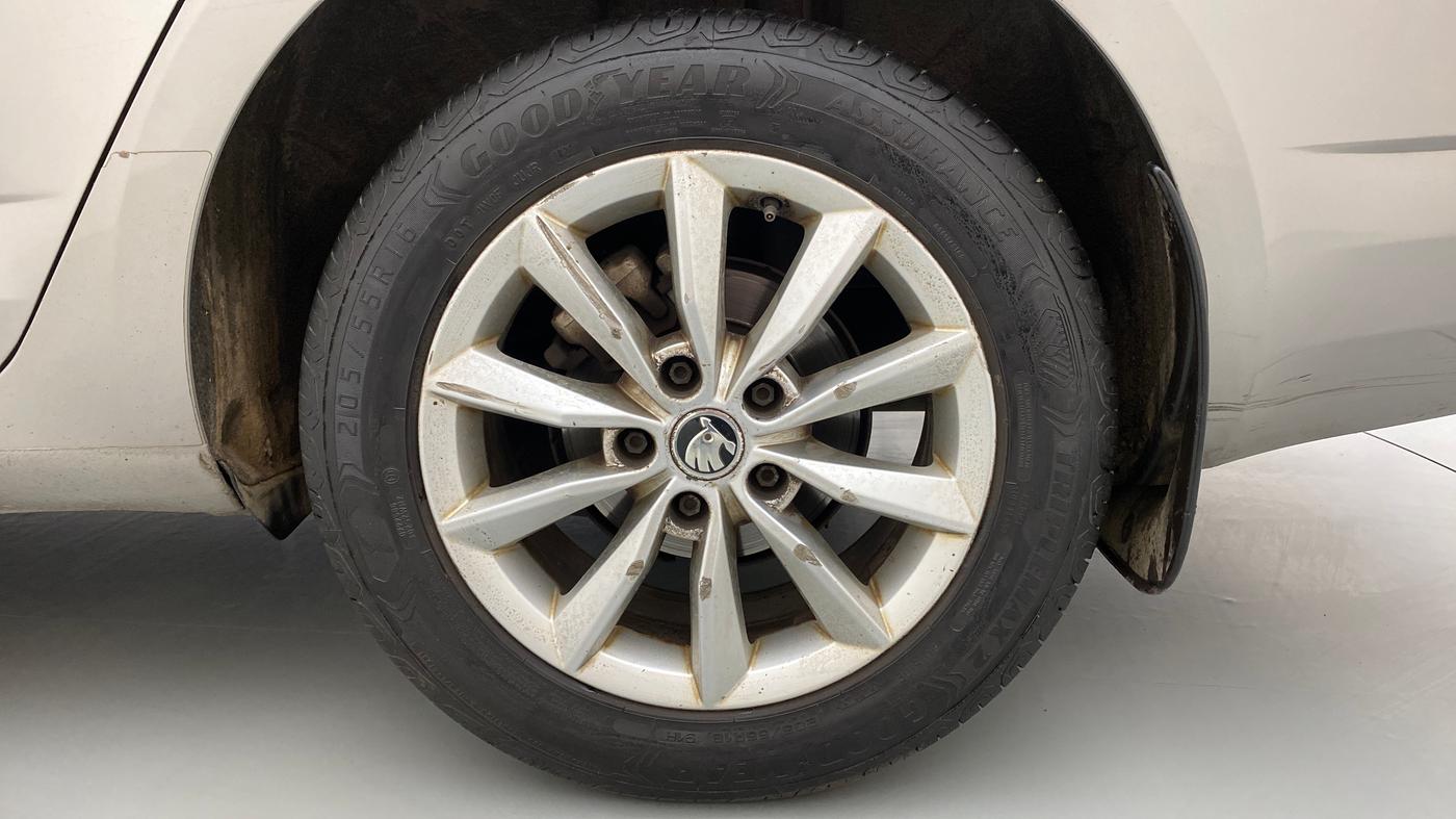 2017 Skoda Octavia 2.0 TDI CR STYLE PLUS AT, Diesel, Automatic, 1,25,219 km, Left Rear Wheel