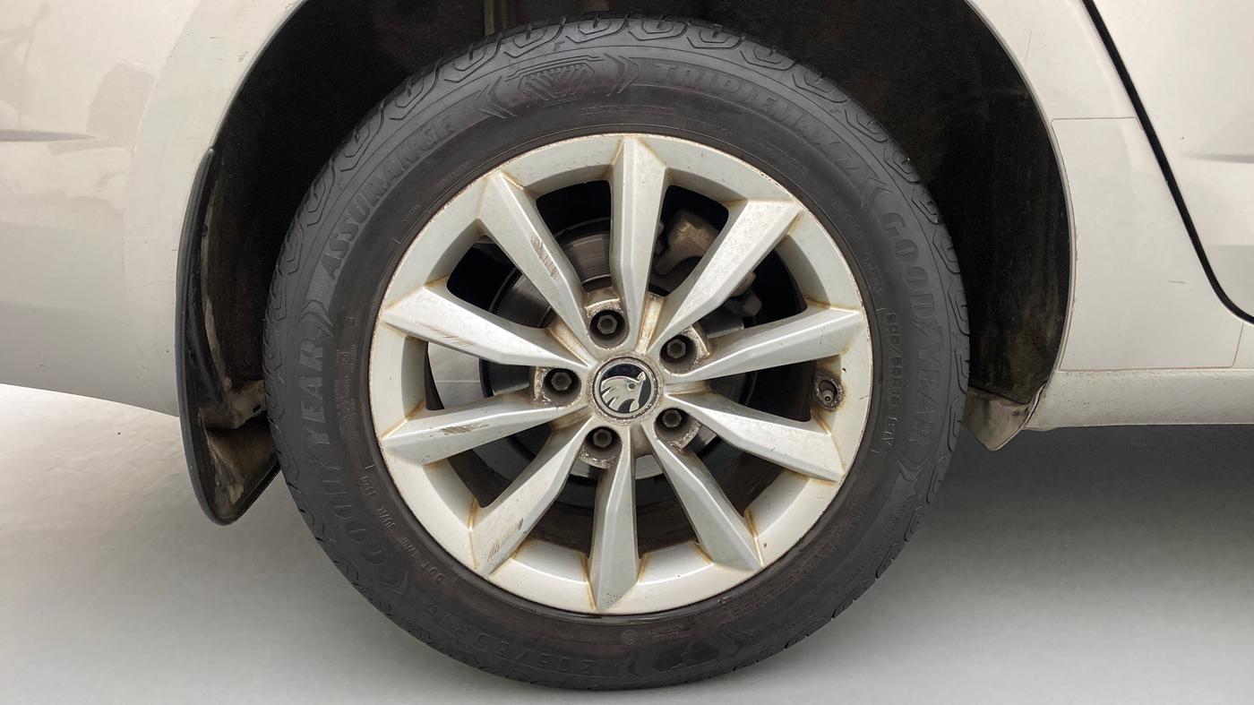 2017 Skoda Octavia 2.0 TDI CR STYLE PLUS AT, Diesel, Automatic, 1,25,219 km, Right Rear Wheel