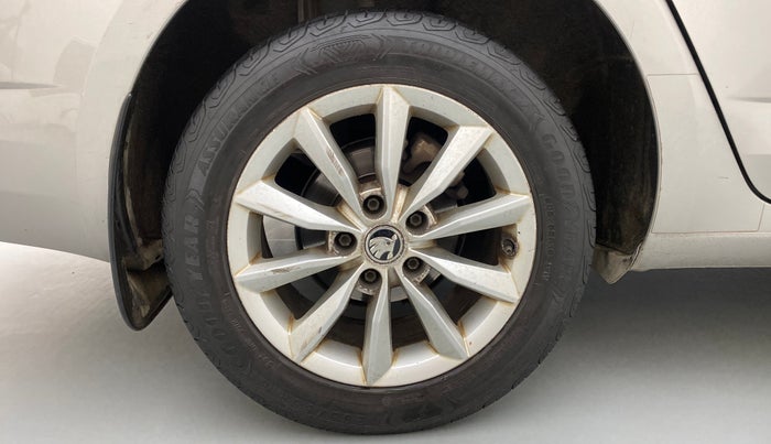 2017 Skoda Octavia 2.0 TDI CR STYLE PLUS AT, Diesel, Automatic, 1,25,219 km, Right Rear Wheel