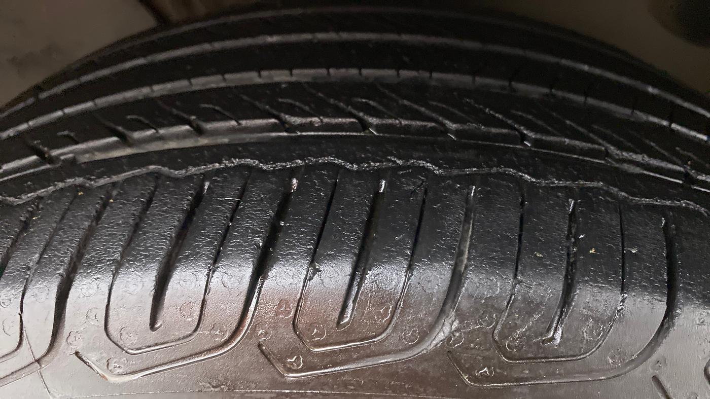 2017 Skoda Octavia 2.0 TDI CR STYLE PLUS AT, Diesel, Automatic, 1,25,219 km, Right Front Tyre Tread