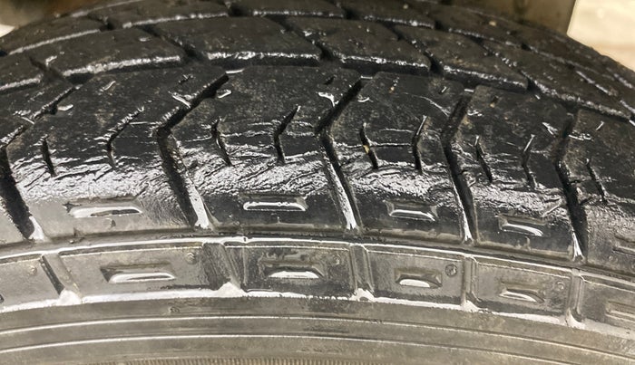 2016 Maruti Eeco 7 STR, Petrol, Manual, 68,008 km, Left Rear Tyre Tread