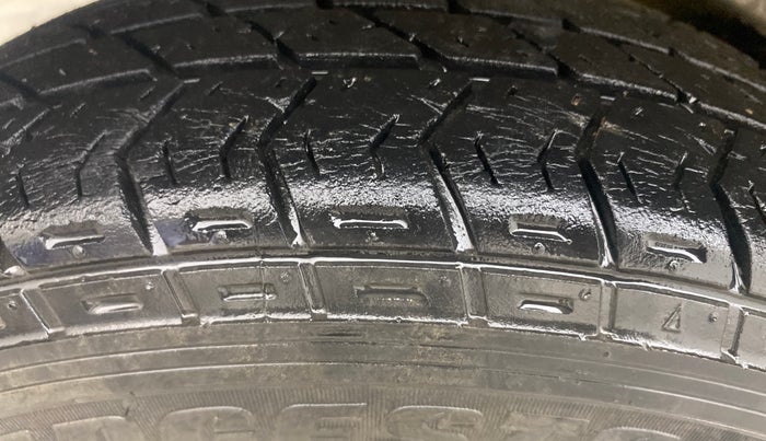 2016 Maruti Eeco 7 STR, Petrol, Manual, 68,008 km, Right Rear Tyre Tread