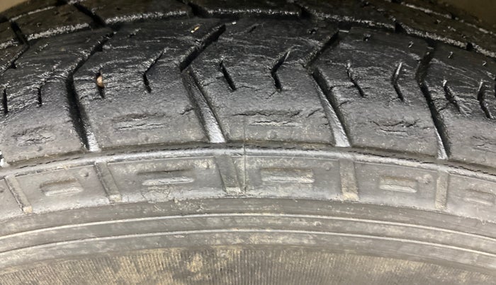 2016 Maruti Eeco 7 STR, Petrol, Manual, 68,008 km, Left Front Tyre Tread