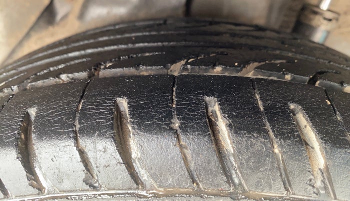 2013 Honda Brio S MT, CNG, Manual, 90,978 km, Left Rear Tyre Tread