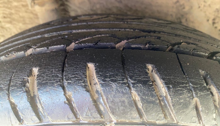 2013 Honda Brio S MT, CNG, Manual, 90,978 km, Right Rear Tyre Tread