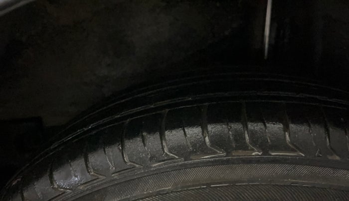 2014 Maruti Ritz VXI, Petrol, Manual, 72,014 km, Left Rear Tyre Tread