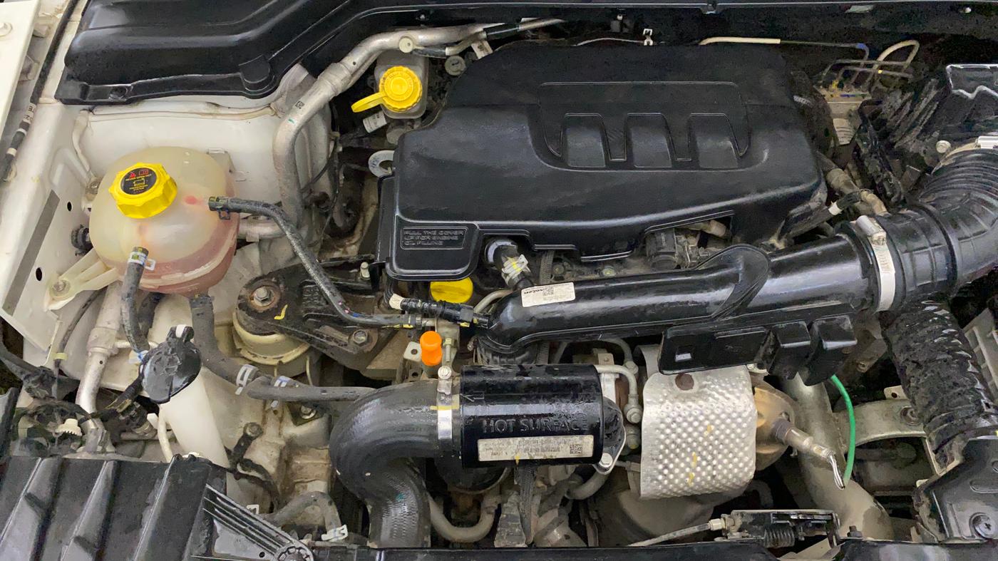 2022 Mahindra XUV300 W6 1.2 PETROL AMT, Petrol, Automatic, 35,457 km, Engine View - Right