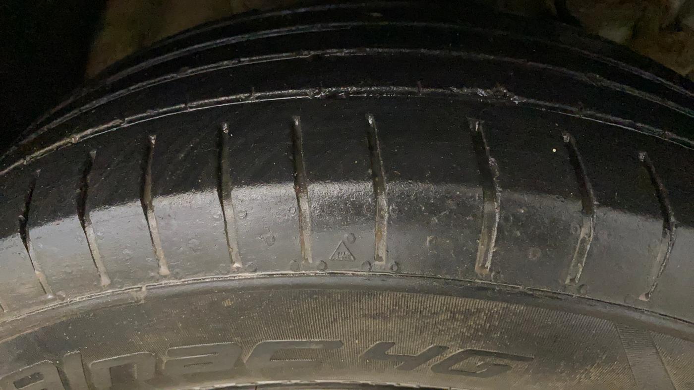 2022 Mahindra XUV300 W6 1.2 PETROL AMT, Petrol, Automatic, 35,457 km, Right Front Tyre Tread