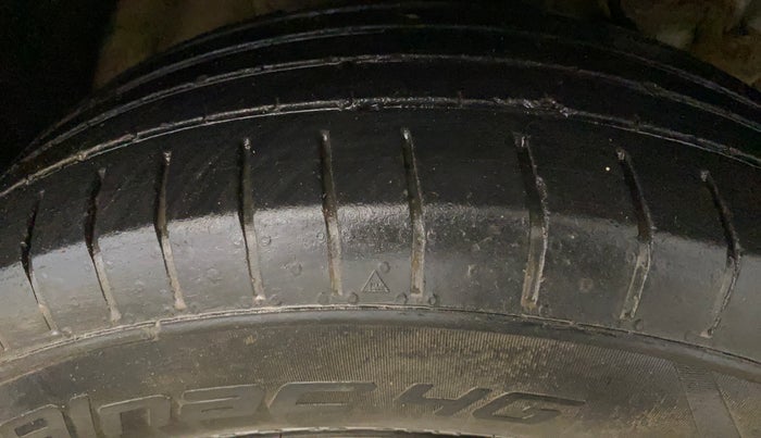 2022 Mahindra XUV300 W6 1.2 PETROL AMT, Petrol, Automatic, 35,398 km, Right Front Tyre Tread