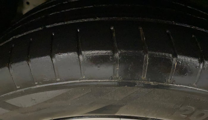 2022 Mahindra XUV300 W6 1.2 PETROL AMT, Petrol, Automatic, 35,398 km, Left Front Tyre Tread