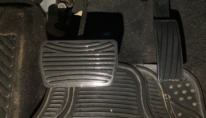 2022 Mahindra XUV300 W6 1.2 PETROL AMT, Petrol, Automatic, 35,398 km, Pedals