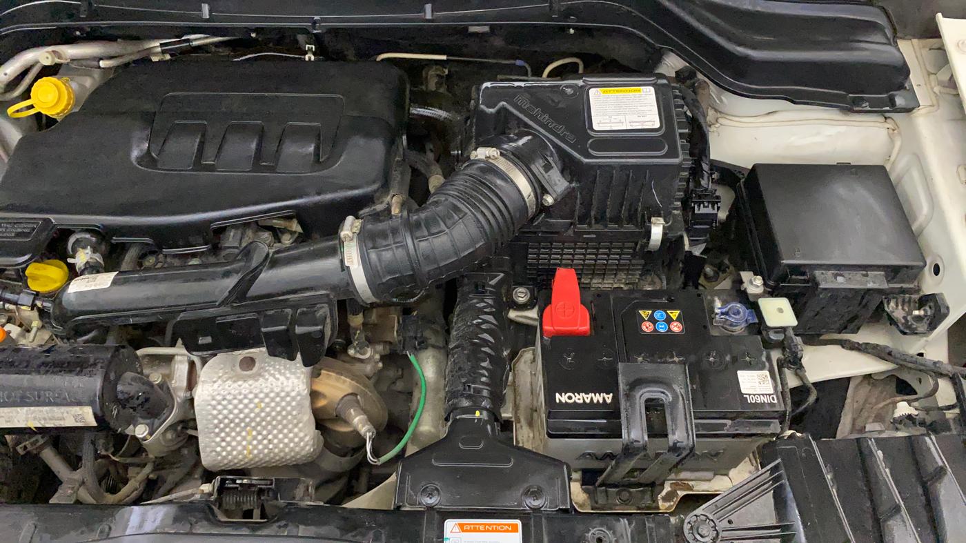 2022 Mahindra XUV300 W6 1.2 PETROL AMT, Petrol, Automatic, 35,457 km, Engine View - Left