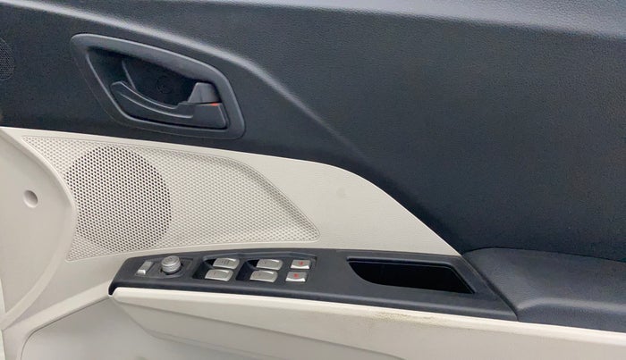 2022 Mahindra XUV300 W6 1.2 PETROL AMT, Petrol, Automatic, 35,398 km, Driver Side Door Panels Control