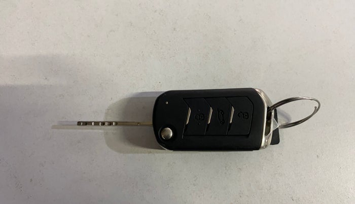 2022 Mahindra XUV300 W6 1.2 PETROL AMT, Petrol, Automatic, 35,398 km, Key Close Up