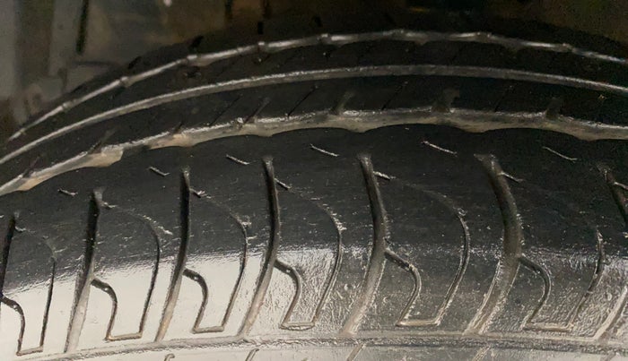 2016 Maruti Swift VXI, Petrol, Manual, 20,469 km, Left Front Tyre Tread