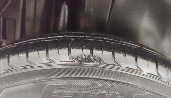 2014 Maruti Swift VXI, Petrol, Manual, 88,236 km, Right Rear Tyre Tread