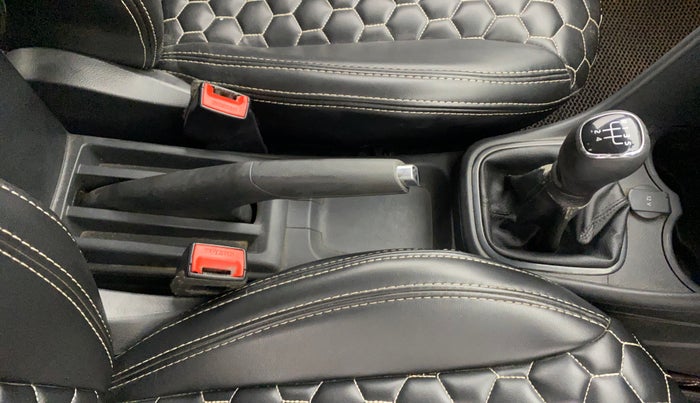 2017 Skoda Rapid STYLE 1.6 MPI, Petrol, Manual, 1,26,040 km, Gear Lever