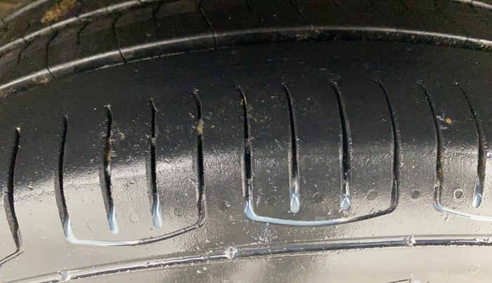 2017 Skoda Rapid STYLE 1.6 MPI, Petrol, Manual, 1,26,040 km, Right Front Tyre Tread