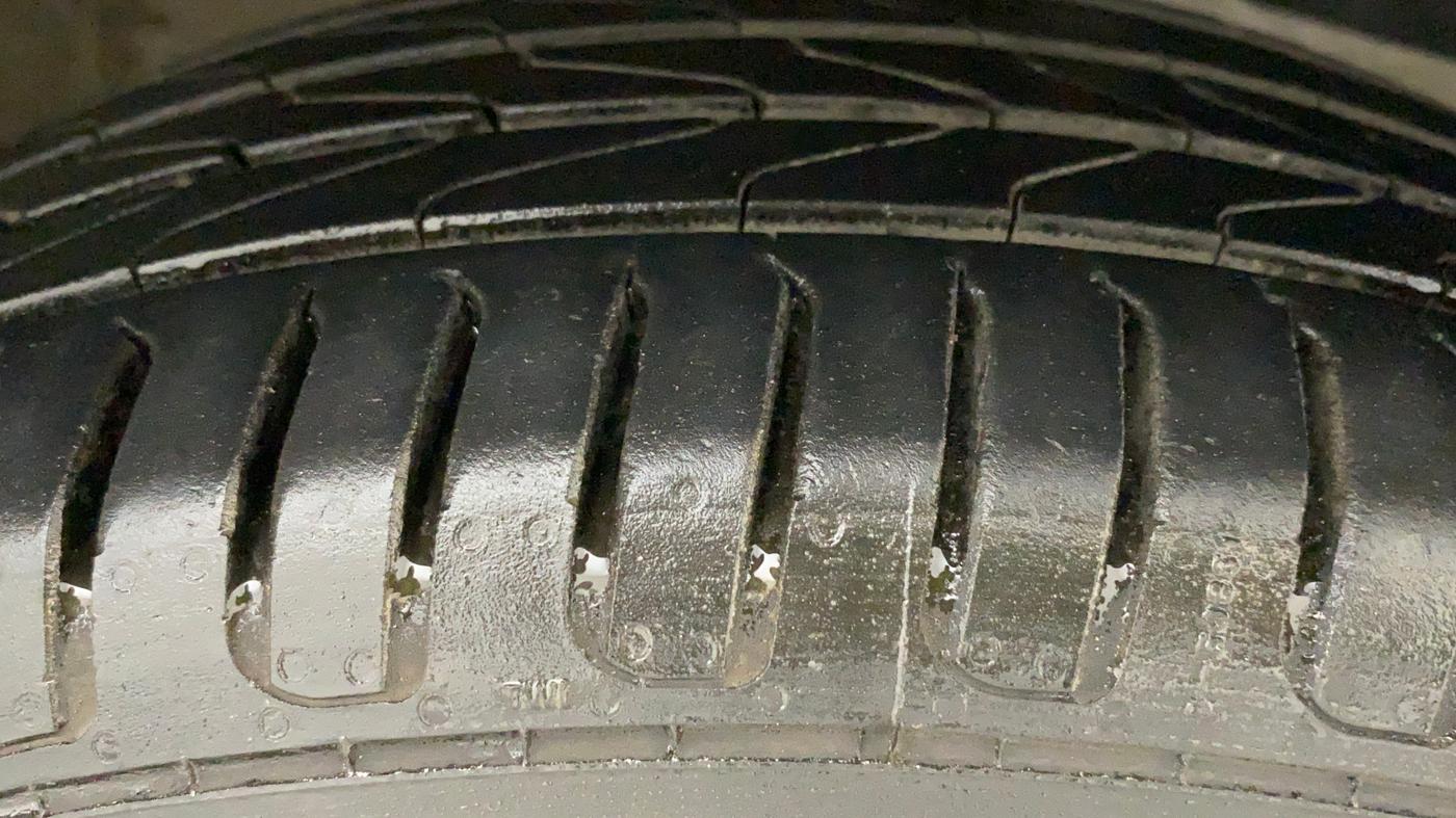 2018 Mahindra Kuv100 K2 TRIP CNG, CNG, Manual, 89,617 km, Right Front Tyre Tread