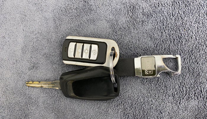 2018 Mahindra Kuv100 K2 TRIP CNG, CNG, Manual, 89,617 km, Key Close Up