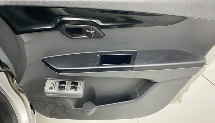 2018 Mahindra Kuv100 K2 TRIP CNG, CNG, Manual, 89,617 km, Driver Side Door Panels Control