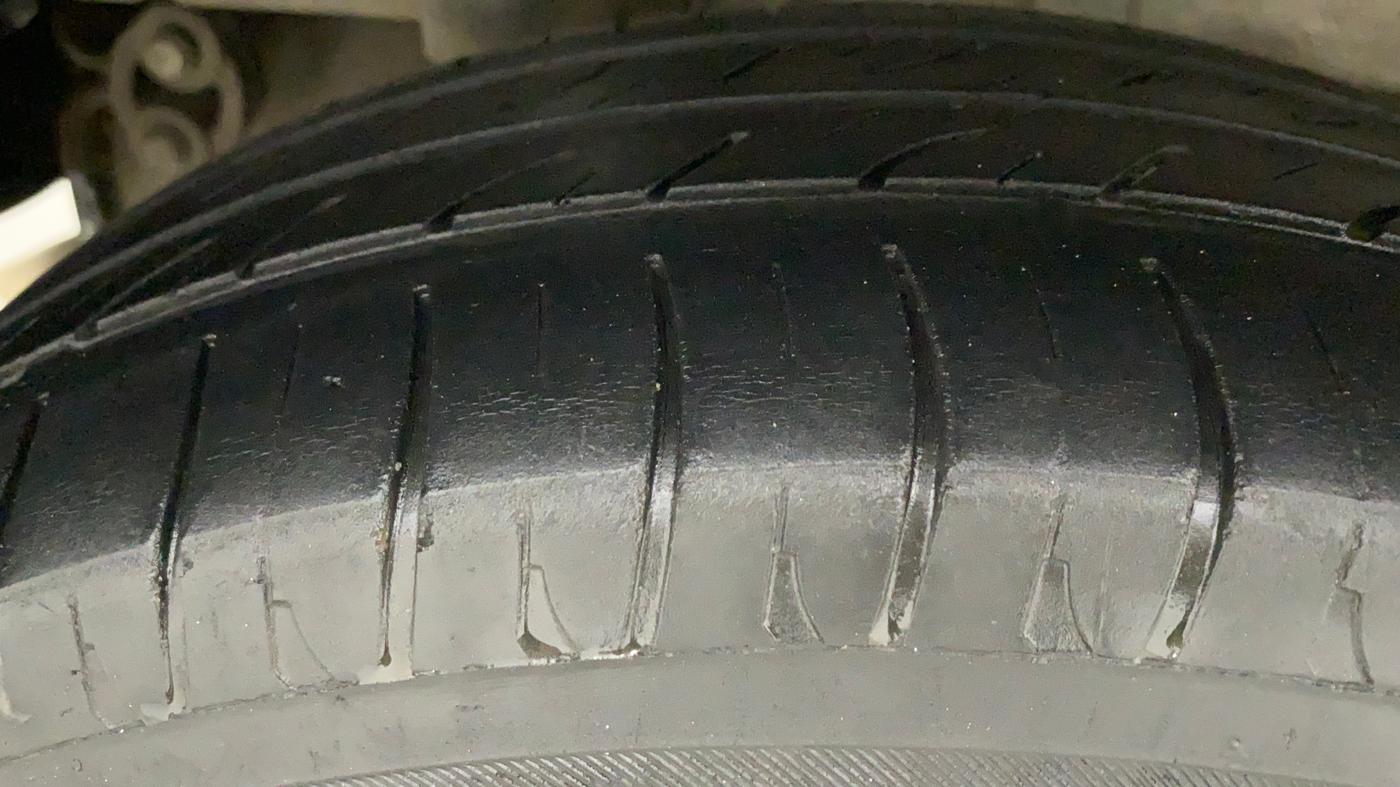2018 Mahindra Kuv100 K2 TRIP CNG, CNG, Manual, 89,617 km, Right Rear Tyre Tread