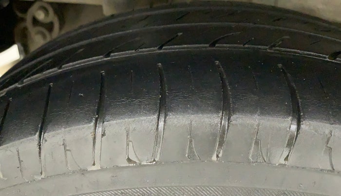 2018 Mahindra Kuv100 K2 TRIP CNG, CNG, Manual, 89,617 km, Right Rear Tyre Tread