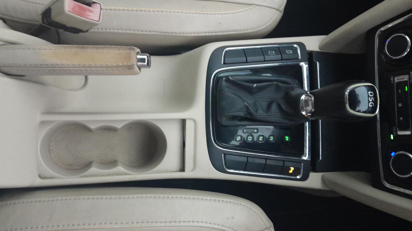 2013 Skoda Superb ELEGANCE 1.8 TSI AT, Petrol, Automatic, 88,569 km, Gear Lever