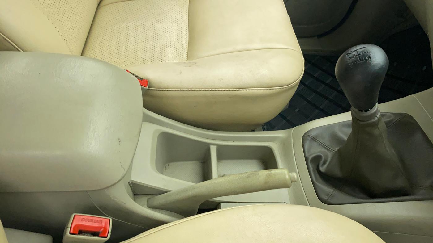 2013 Toyota Innova 2.5 VX 8 STR BS IV, Diesel, Manual, 2,81,647 km, Gear Lever