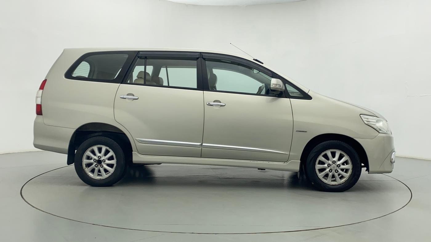 2013 Toyota Innova 2.5 VX 8 STR BS IV, Diesel, Manual, 2,81,647 km, Right Side View