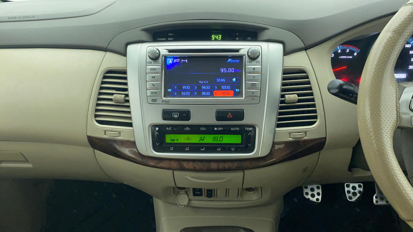 2013 Toyota Innova 2.5 VX 8 STR BS IV, Diesel, Manual, 2,81,647 km, Air Conditioner