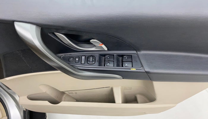 2016 Mahindra XUV500 W6, Diesel, Manual, 29,700 km, Driver Side Door Panels Control