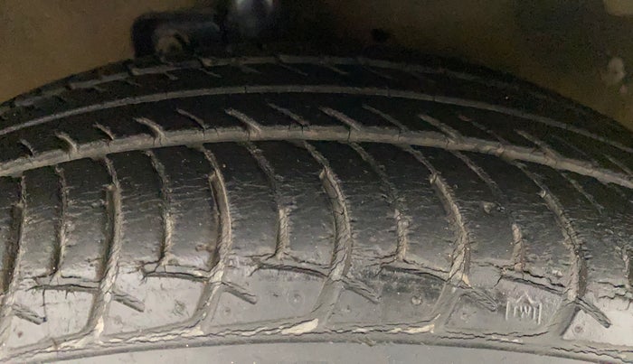 2016 Maruti Celerio VXI AMT, Petrol, Automatic, 33,114 km, Right Front Tyre Tread