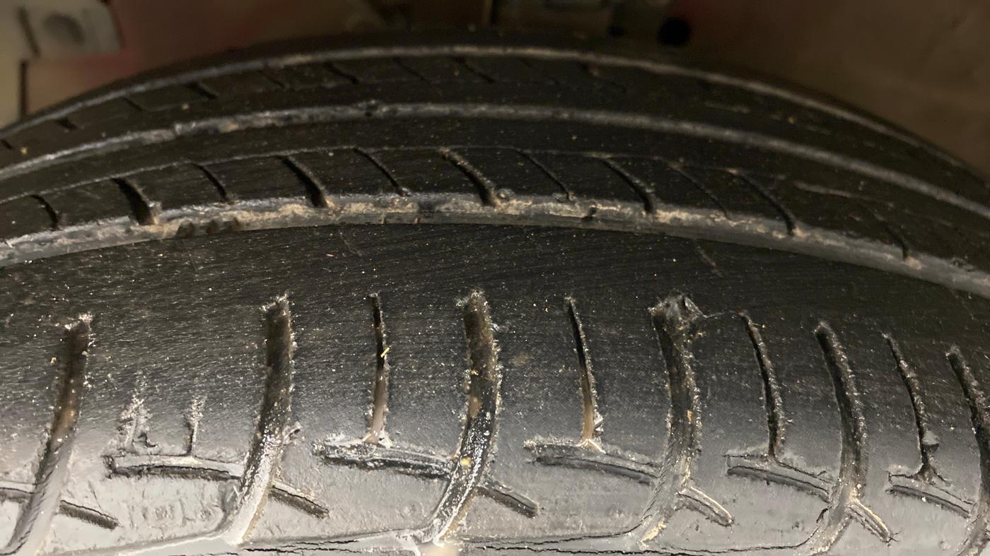 2013 Maruti Ertiga VDI ABS, Diesel, Manual, 36,967 km, Left Front Tyre Tread