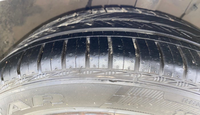 2013 Toyota Etios G, Petrol, Manual, 1,16,531 km, Right Front Tyre Tread