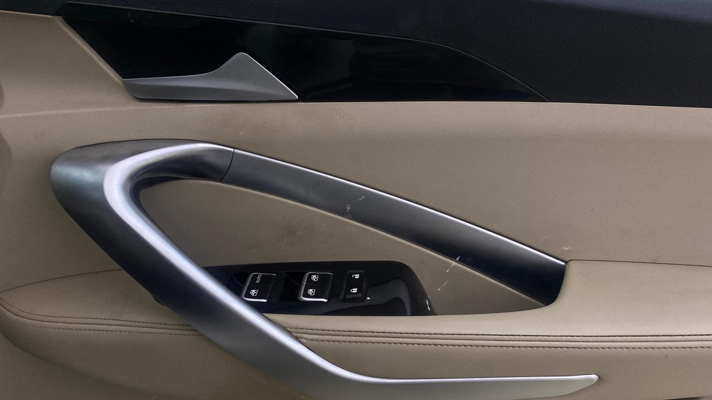 2021 MG HECTOR SHARP 1.5 PETROL CVT, Petrol, Automatic, 74,642 km, Driver Side Door Panels Control