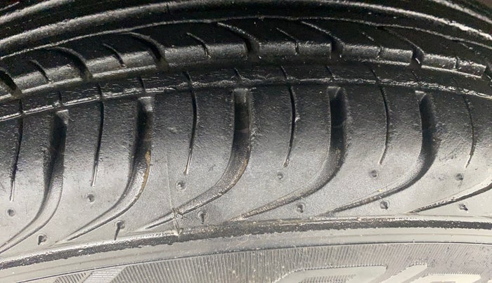 2016 Volkswagen Polo COMFORTLINE 1.2L, Petrol, Manual, 73,493 km, Right Front Tyre Tread