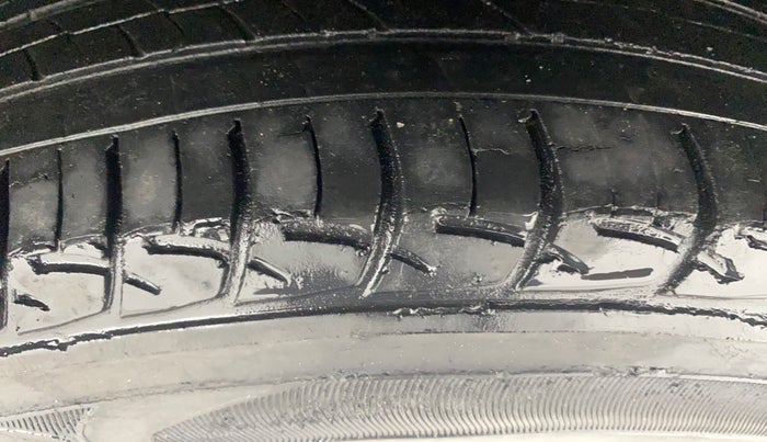 2016 Volkswagen Polo COMFORTLINE 1.2L, Petrol, Manual, 73,493 km, Left Rear Tyre Tread