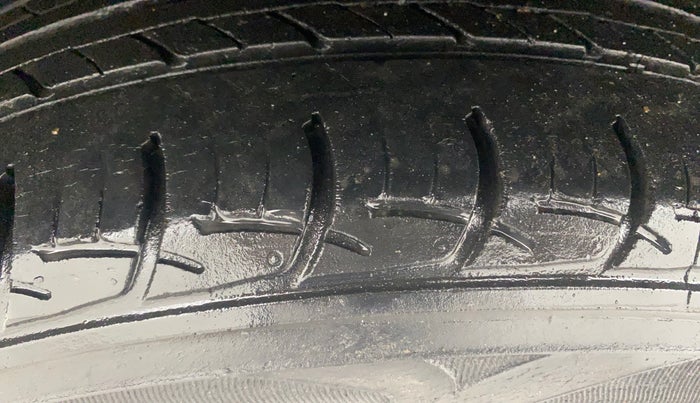 2016 Volkswagen Polo COMFORTLINE 1.2L, Petrol, Manual, 73,493 km, Left Front Tyre Tread