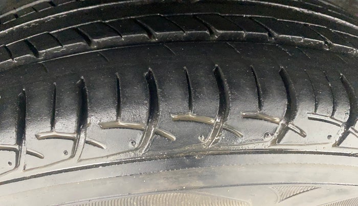 2016 Volkswagen Polo COMFORTLINE 1.2L, Petrol, Manual, 73,493 km, Right Rear Tyre Tread