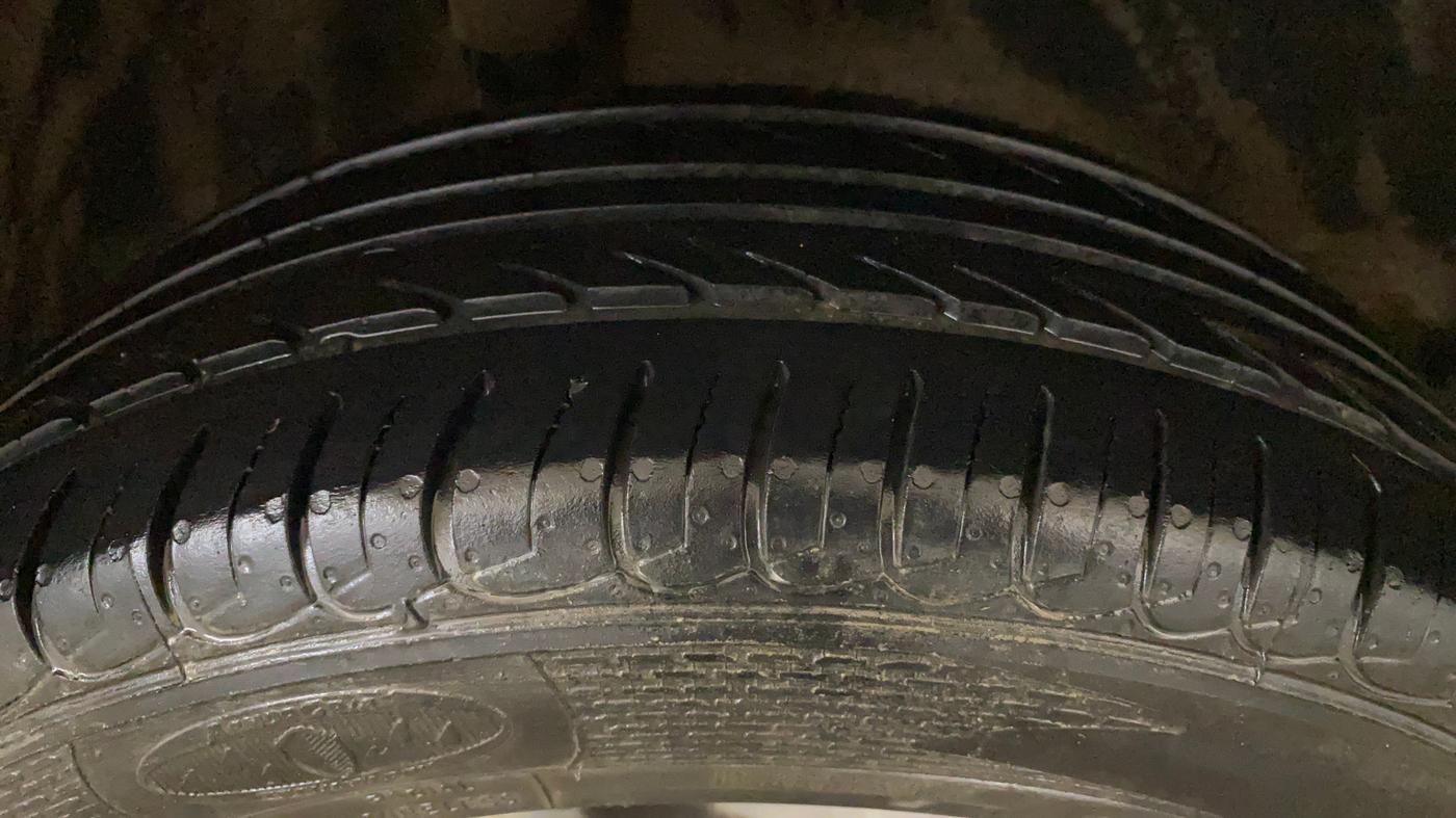 2020 Ford Ecosport TITANIUM 1.5L DIESEL, Diesel, Manual, 1,44,257 km, Right Rear Tyre Tread