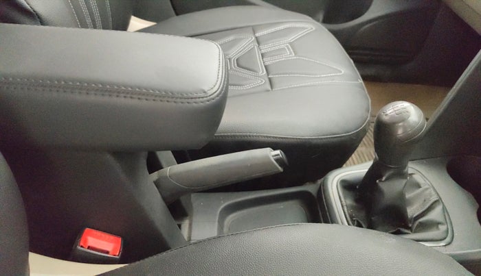 2014 Volkswagen Polo HIGHLINE1.2L, Petrol, Manual, 1,24,334 km, Gear Lever