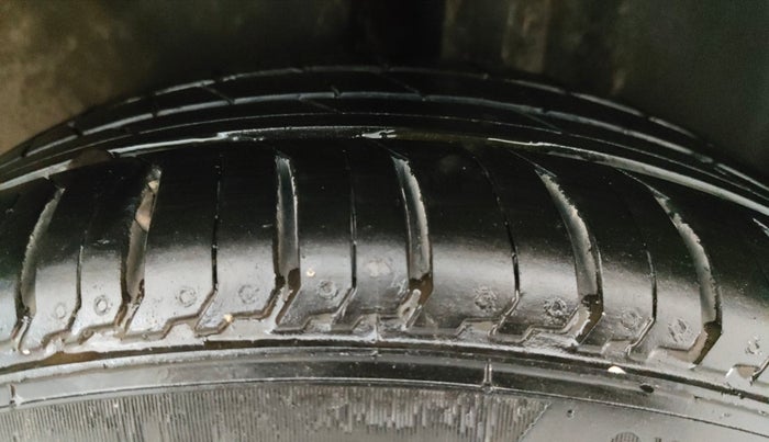 2014 Volkswagen Polo HIGHLINE1.2L, Petrol, Manual, 1,24,334 km, Left Rear Tyre Tread