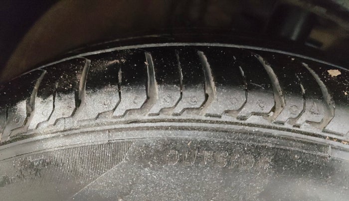 2014 Volkswagen Polo HIGHLINE1.2L, Petrol, Manual, 1,24,334 km, Right Front Tyre Tread