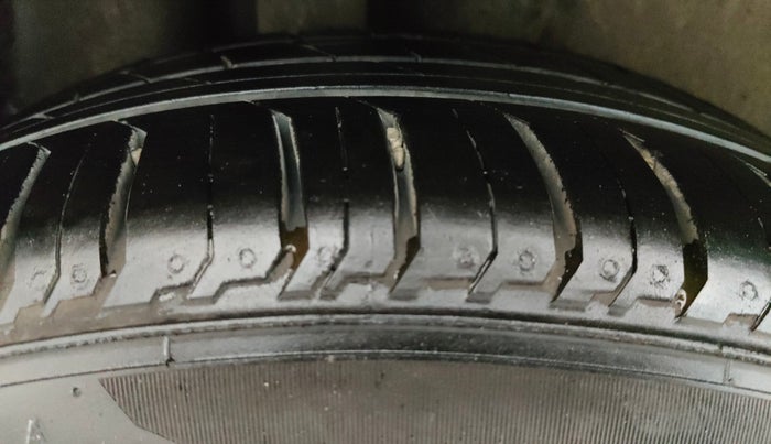 2014 Volkswagen Polo HIGHLINE1.2L, Petrol, Manual, 1,24,334 km, Right Rear Tyre Tread