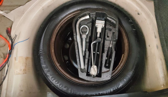 2014 Volkswagen Polo HIGHLINE1.2L, Petrol, Manual, 1,24,334 km, Spare Tyre