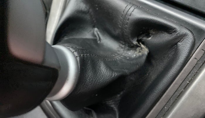2015 Hyundai New Elantra S 1.6 MT, Diesel, Manual, 44,422 km, Gear lever - Boot cover slightly torn