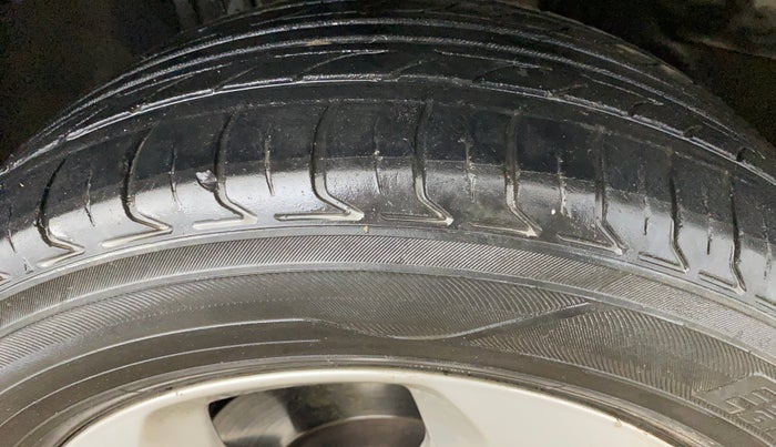 2020 Jeep Compass LONGITUDE PLUS 1.4 PETROL AT, Petrol, Automatic, 1,18,086 km, Right Front Tyre Tread