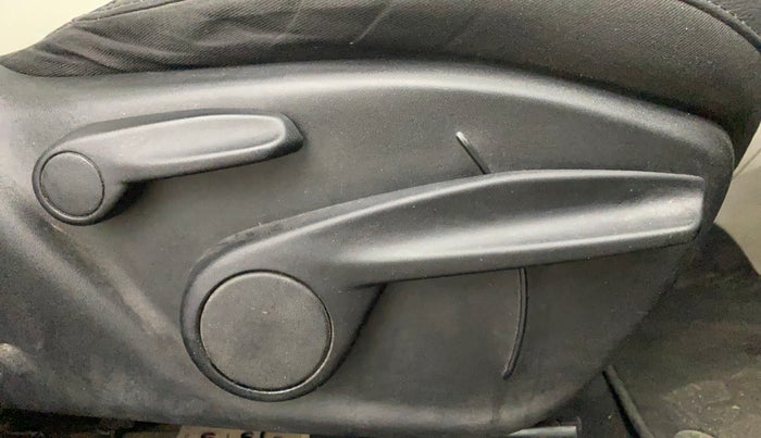 2020 Jeep Compass LONGITUDE PLUS 1.4 PETROL AT, Petrol, Automatic, 1,18,086 km, Driver Side Adjustment Panel